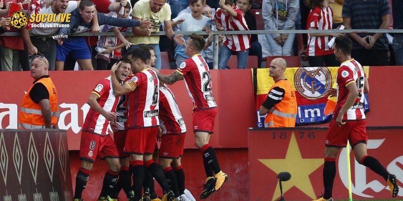 Cầu thủ Girona trong buổi tập chiến thuật